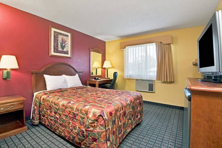 Room 6 of 13
